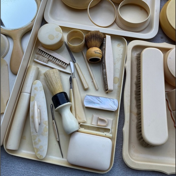 VINTAGE YELLOW CELLULOID VANITY SET - Picture 3 of 4